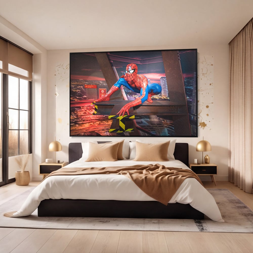 Tablou canvas cu tablou canvas cu figurina spider man, in rama de aluminiu negru, pe perete intr-un dormitor
